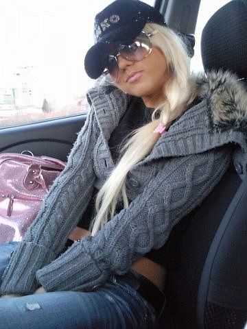 ✦ Pinterest: @Lollipopornstar ✦ Masha Timoshka | Blonde | Jeans | Hat | Sweater | Style Mcbling Fashion, 2000s Outfit, Y2k Winter, Nike Shoes For Sale, Early 2000s Fashion, 2000s Outfits, 2000s Fashion Outfits, Shoes For Sale, Y2k Outfits