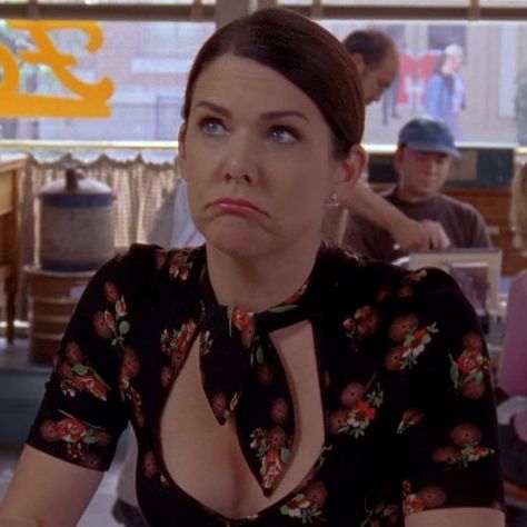 Lorelai Gilmore Funny, Lorelei Outfits, Funny Icons, Gilmore Girls Fashion, Gilmore Girls Outfits, Team Logan, Gilmore Girl, Lauren Graham, Lorelai Gilmore