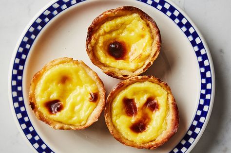 Check out this recipe for homemade Portuguese egg tarts, also known as pastel de nata. You can make the creamy, custardy treat with an earth-shattering crust in a muffin pan! Egg Tart Recipe, Portuguese Egg Tart, Sup Ayam, Tart Baking, Custard Tart, Egg Custard, Pastry Shells, Tart Recipe, Egg Tart