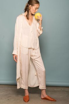 See the complete Raquel Allegra Resort 2017 collection for high fashion looks perfect for your Scrub Island Resort vacation. Resort 2017 Fashion, High Fashion Looks, Homewear Fashion, Raquel Allegra, 2017 Fashion, Mode Inspo, Fashion 2017, Outfits Casuales, High Fashion