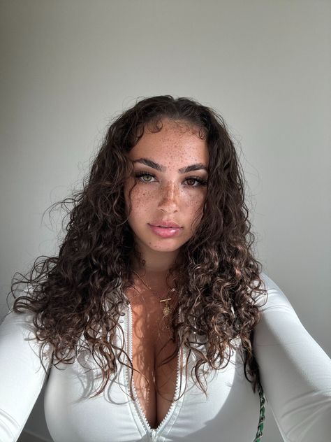 ashaley 🦋 (@ash_kaashh) on X Ash Kash, Black Girls With Freckles, Tattooed Freckles, Light Brown Skin, Curly Braids, Freckles Girl, Busty Fashion, Real Girls, Pretty Selfies