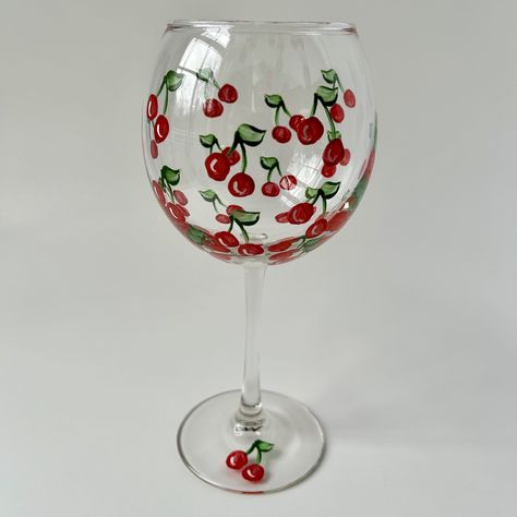 Cherry Wine Glass Painting, Drawing On Glass Ideas Easy, Fruit Wine Glass Painting, Wine Glass Art Paintings, Easy Hand Painted Wine Glasses, Simple Wine Glass Painting Ideas, Glass Painting Designs Easy, Cute Wine Glass Painting Ideas, Painted Wine Glasses Ideas Simple