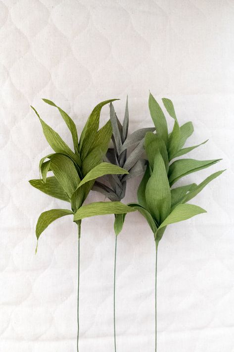 Crepe Paper Greenery Diy, Paper Greenery Diy, Crepe Paper Plants, Crepe Paper Greenery, Tissue Paper Leaves, Crepe Paper Leaves, Paper Greenery, Crepe Paper Flowers Tutorial, Paper Flowers Diy Easy