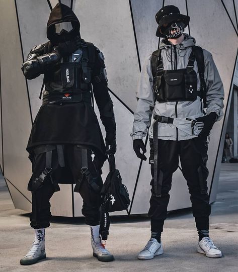 Gefällt 2,623 Mal, 32 Kommentare - TECHWEAR / CRØWN (@techwear_crown) auf Instagram: „Left or Right?! 🔥🖤 You decide 🙋‍♂️🙏 - - Model: @y_ln_t & @ibrah_69“ Fashion Cyberpunk, Cyberpunk Outfit, Cyberpunk Techwear, Techwear Streetwear, Tech Clothing, Techwear Outfits, Techwear Fashion, Cyberpunk Clothes, Cyberpunk Fashion