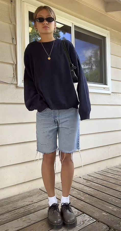 Black T Outfit, Simple Skater Outfit, Jorts Fall Fit, Tomboy Outfits Women, Shannon Beveridge Style, Long Short Outfits Women, Jort Outfits Girl, Loose Workout Outfits, How To Make Jorts With Jeans