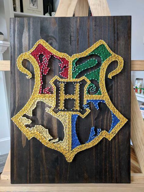 Art Harry Potter, About Harry Potter, String Art Templates, Nail String Art, Anniversaire Harry Potter, Theme Harry Potter, Quilled Creations, Harry Potter Decor, Hogwarts Crest