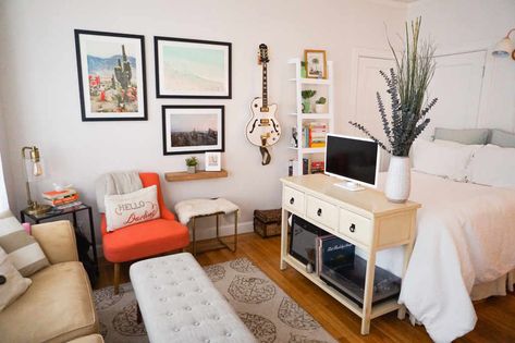 A 450-Square-Foot San Francisco Studio Is Small, But Ultra Cozy — House Call BENCH INSTEAD OF COFFEE TABLE AS FOOT REST Studio Basement, Home Art Studios, Small Basement Design, Home Art Studio, Small Studio Apartment Decorating, Studio Layout, Studio Apartment Living, Studio Apartment Divider, Deco Studio