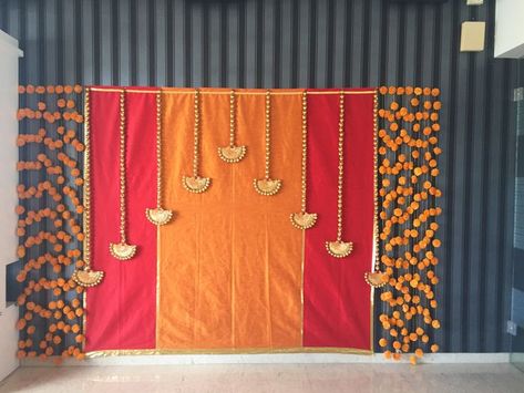 Satyanarayan Katha Decoration, Diwali Stage Decoration, Navratri Background Decoration, Arangetram Decoration Ideas, Diwali Photobooth Ideas, Arangetram Decor, Dholki Ideas, Deepavali Decoration, Navratri Decoration