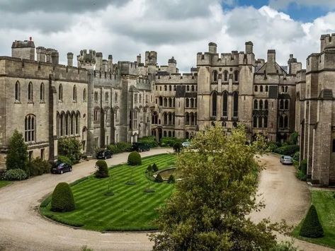 Arundel Castle Big Castle Mansions, School Castle Aesthetic, Royal Castle Drawing, Big School Building Aesthetic, Big Castle Aesthetic, Castle Like Mansions, Castle Aesthetic Exterior, Large Castle Aesthetic, School Castle