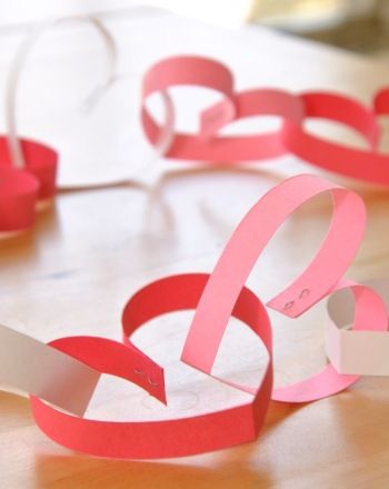 Kindergarten Holidays Saint Valentin Diy, Valentines Bricolage, Kindergarten Valentines, Paper Chain, Valentine's Week, Paper Chains, Valentines Day Activities, Classroom Valentine, Crafty Kids