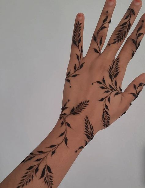 Small Henna Designs, Honeycomb Tattoo, Cute Henna Tattoos, Henna Style Tattoos, Jagua Henna, Small Henna, Pretty Henna, Henna Inspired Tattoos, Cute Henna