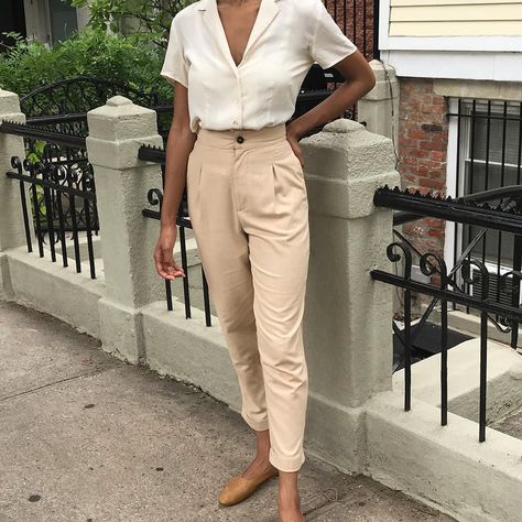 Na Nin Vintage on Instagram: “Na Nin Oliver pants in sand raw silk on @loveshereee ❤️” Summer Outfit Guide, Look Zara, Summer Neutrals, Beige Pants, Summer Work Outfits, Elegante Casual, Trousers Pants, Business Outfit, Soft Grunge