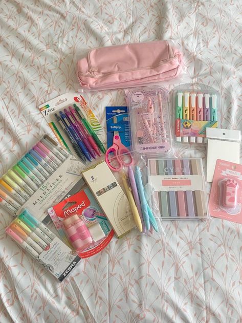 Stationery Items List, Pastel Art Supplies, Highlighters Pastel, Stationary Pens, Colour Markers, School Backpack Essentials, Studying Stationary, Pretty School Supplies, School Suplies