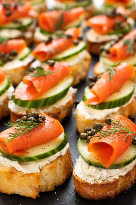 Smoked Salmon Crostini, Salmon Crostini, Salmon Appetizer Recipes, Salmon Canapes, Smoked Salmon Appetizer, Salmon Appetizer, Grill Sandwich, Crostini Appetizers, Brie Recipes