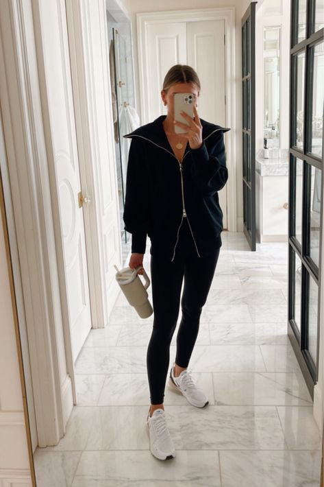 Chic Leisure Outfits, Varley Outfit Ideas, Varley Outfit, Varley Clothing, Airport Outfit Comfy Long Flight, Leggings Travel Outfit, Athleta Outfits, Airport Outfit Comfy, Athletic Girl