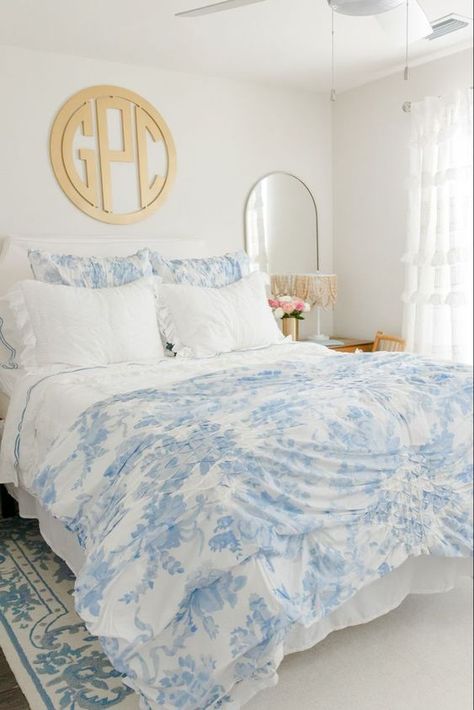 20 Summer Bedroom Decor Ideas » Lady Decluttered Costal Bedroom, Coastal Room Decor, Ornate Border, Preppy Bedroom, Beachy Room, Coastal Room, College Dorm Room Decor, Dorm Room Designs, Makeover Bedroom