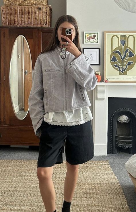 Take Ivy Style Women, Take Ivy Style, Acne Studios Outfit, Poppy Almond, Tailored Shorts Outfit, Take Ivy, Winter Shorts Outfits, Short Pants Outfit, Ivy Style