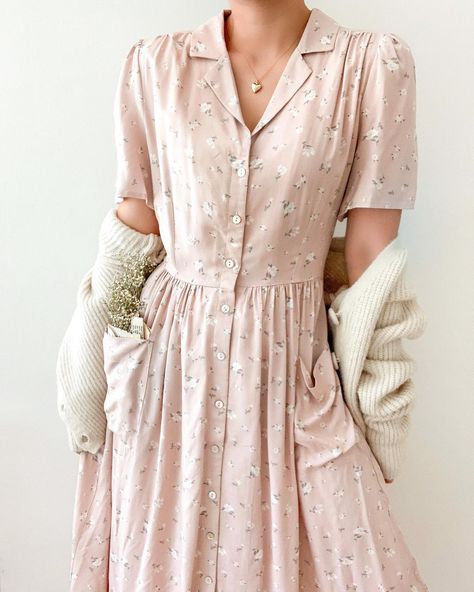 Pleated Floral Dress, Business Casual Cottagecore, Cottagecore Office Outfit, Farmhouse Dresses, Modest Outfit Inspirations, Spring Vintage Outfits, Simple Feminine Outfits, Vintage Spring Outfits, Modest Spring Dresses