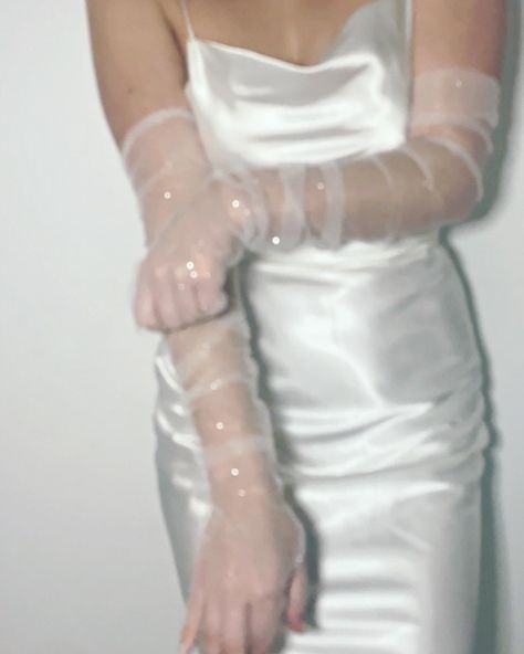 #wedding #weddinggloves #accessory #accessories #bridalwear #bridallook #bridal #tulle #tullegloves #gloves #glovesfetish #fashion #shimmer #sparkle #statement #mittens #fingerlessgloves #long #elbow #aesthetic Elbow Aesthetic, Princess Gloves Aesthetic, Fancy Gloves Aesthetic, Outfit With Gloves, Aesthetic Gloves, Wedding Dress With Gloves, Gown With Gloves, Wedding Dress Gloves, 2000s Prom