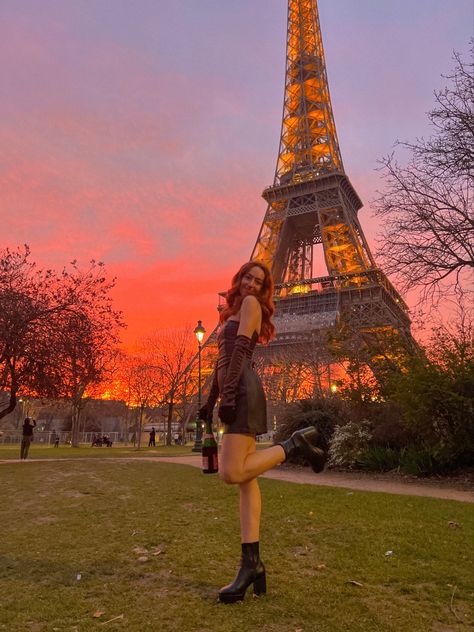 Paris outfit Eiffel Tower photo ideas inspo Effie’s Tower Pictures, Poses Near Eiffel Tower, Eiffel Tower Pics Ideas, Eiffel Tower Pose Ideas, How To Pose In Front Of Eiffel Tower, Tour Eiffel Pictures Ideas, Eifell Tower Photoshoot, Poses In Paris Photo Ideas, Effile Tower Picture Ideas