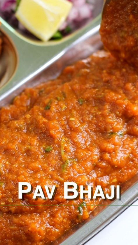 Pav Bhaji Recipe Mumbai, Soft Dinner Rolls, Pav Bhaji Recipe, Salat Wraps, Indian Fast Food, Mumbai Street, Southern Thanksgiving, Bhaji Recipe, Spicy Snacks Recipes