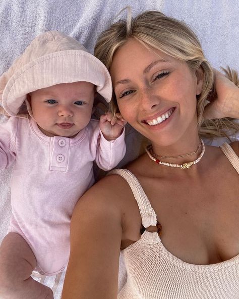 Little baes first beach day💕⛱ | Instagram Baby Instagram Pictures, Summer Baby Pictures, Baby Beach Pictures, Mum Hacks, Blue Smith, Lisa Green, Danielle Smith, Beach Mom, Lucky Blue