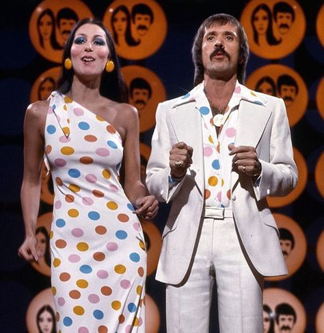 Sonny & Cher show opening Cher Disco, 70s Party Outfit, Cher 70s, Sonny And Cher, 70s Party Theme, Cher And Sonny, 70s Mode, Cher Outfits, Cher Photos