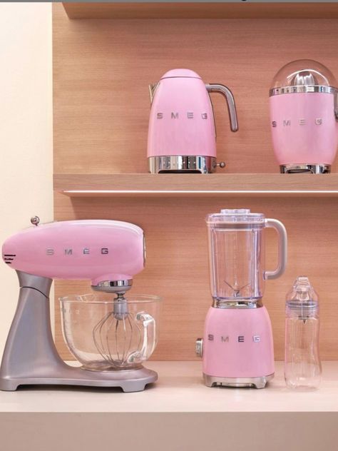 Smeg Kitchen Appliances, Pink Kitchen Appliances, Pink Apartment, Smeg Kitchen, Smeg Fridge, Smeg Appliances, Future Kitchen, Gadgets Kitchen Cooking, Pink Home Decor