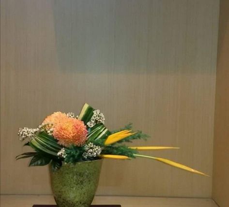 Posy Flower, Tropical Floral Arrangements, Fendi Casa, Horizontal Design, Table Flower, Flower Arrangements Simple, Church Flowers, Flowers Arrangements, Flower Arrangements Diy