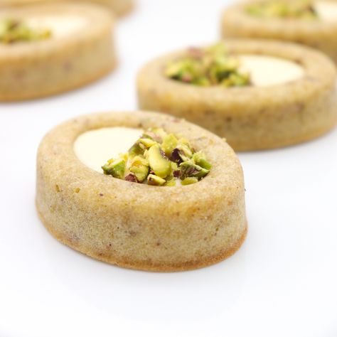 Financiers pistaches chocolat blanc – Pâtisser chez soi Financier Recipe, Financier Cake, Dolci Finger Food, Pistachio Recipes, Cookie Bakery, Small Desserts, French Pastries, Tea Cakes, Mini Desserts