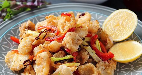 Crispy Salt and Pepper Squid Cooking Squid, Buffet Recipes, Fried Squid, Salt And Pepper Squid, Baby Squid, Restaurant Appetizers, Calamari Recipes, Squid Recipes, Chinese Buffet