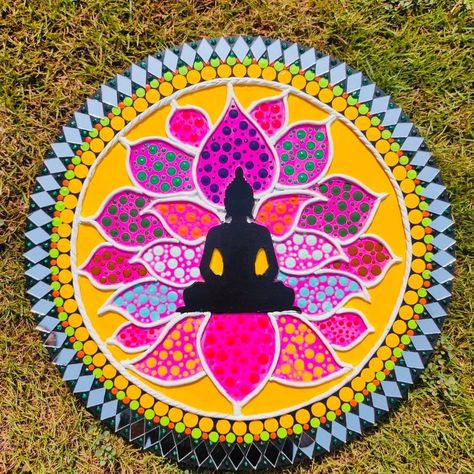 Lippan Art Circle Design, Lippon Art Designs Round, Buddha Lippan Art, Lippan Kaam, Mirror Canvas Art, Buddha Wall Decor, Painted Mirror Art, Buddha Art Drawing, Buddha Art Painting