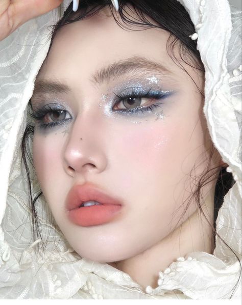 Makeup Looks Cool Tones, Make Up Inspo For Prom, Ice Makeup Looks, Makeup Looks Silver, Cool Tone Makeup Looks, Cool Toned Makeup Looks, Blue Eye Makeup Looks, Princess Makeup Looks, Silver Makeup Looks