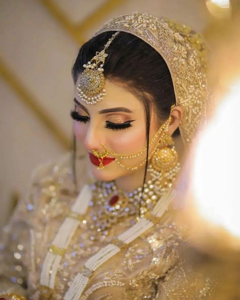 Nikah Bride, Nikkah Brides, Hijabi Brides, Pakistani Bridal Makeup, Bridal Makeup Images, Indian Bridal Photos, Nikkah Dress, Beautiful White Dresses, Bride Photography Poses