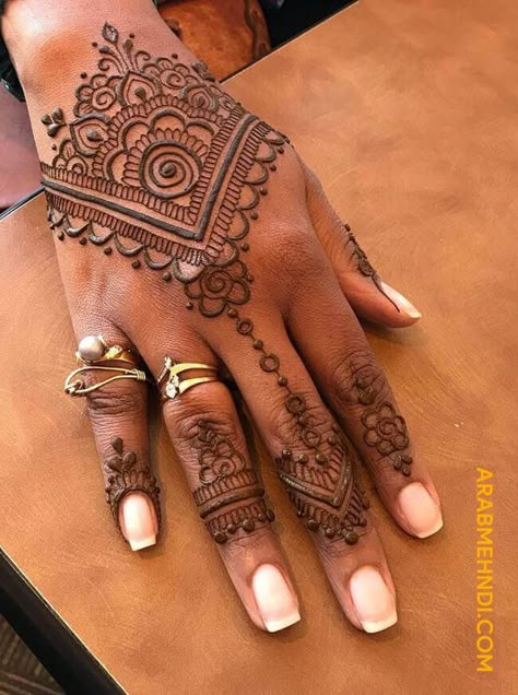 Henna Styles For Eid, Heart Mendhi Design, Indian Hannah Design, Henna Small Hands, Henna Inspo Eid, Henna Designs Brown Skin, Henna Design Ideas Simple, Henna Designs For Chubby Hands, Face Henna Design