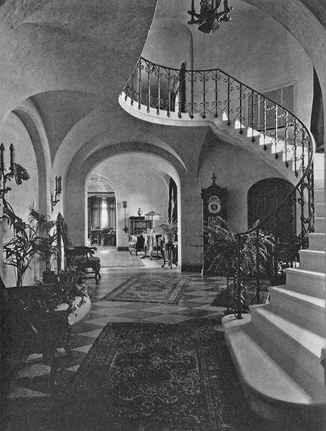 Spanish Staircase, Mexican Mansion, Atlanta Mansions, 1920 House, Old Hollywood Homes, Spanish Lighting, Hollywood Mansion, Early Hollywood, Spanish Homes