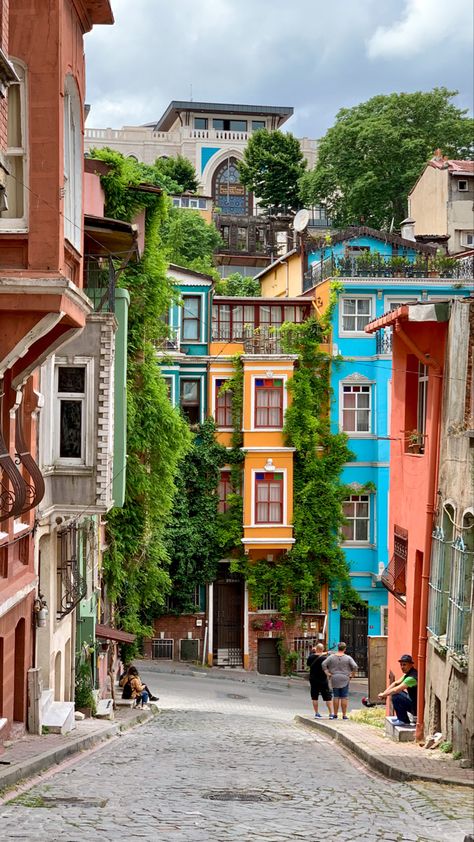 #balat #streetstyle #colourfulhouses #istanbul #streets #art #aesthetic #travel #architecture Istanbul Streets, Istanbul Tours, Turkey Vacation, Istanbul Turkey Photography, Istanbul Photography, Istanbul City, Turkey Photos, Book Flights, Travel Architecture