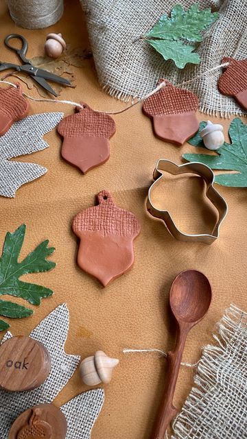 Alyssa | Nature Play Stylist on Instagram: "Clay Acorn 🌳🍂 Garland This autumn acorn garland is easy to create using only a few supplies! It was also a fun craft to kick off our October @naturestudy.club theme of Deciduous Trees. We used: 🍂 Terra Cotta Air Dry Clay 🍂 Burlap 🍂 Acorn Cookie Cutter 🍂 Jute Twine Roll out the clay to about a quarter inch thickness. Press burlap on the top half for the texture of the acorn cap. Cut the acorn shape and press a small hole in the stem. Let it dry ab Air Dry Clay Autumn Ideas, Autumn Air Dry Clay, Terra Cotta Air Dry Clay, Air Dry Clay Garland, Air Dry Clay Fall Projects, Fall Clay Projects, Fall Air Dry Clay Projects, Air Dry Clay Halloween, Polymer Clay Projects Ideas