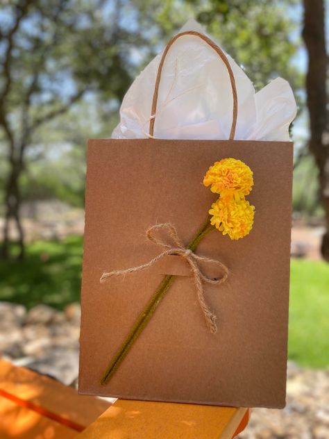 Decorated Bags Ideas Brown Paper, Brown Bag Decorating Ideas, Handmade Paper Bags Ideas, Small Gift Bags Diy, Paper Bag Decoration, Paper Bouquet Diy, Homemade Gift Bags, Paper Bag Gift Wrapping, Decorated Gift Bags