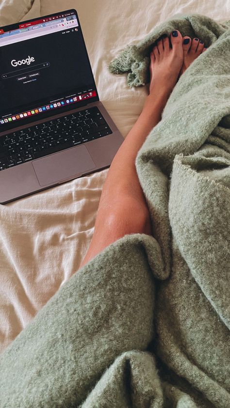 #working #aesthetic #home #homeaesthetic #legs #macbook #laptop #photography #photooftheday #photo Laptop Work From Home Aesthetic, Working On Laptop Aesthetic, Working Aesthetic, Laptop Photography, Grace Charis, Faceless Account, Reel Cover, Faceless Content, Home Pics