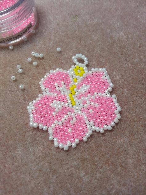 beaded hibiscus flower Anting Manik, Miyuki Beads Pattern, Seed Bead Crafts, Beadwork Designs, Beading Patterns Free, Brick Stitch Earrings, Beaded Jewlery, Bead Sewing, Seed Bead Patterns