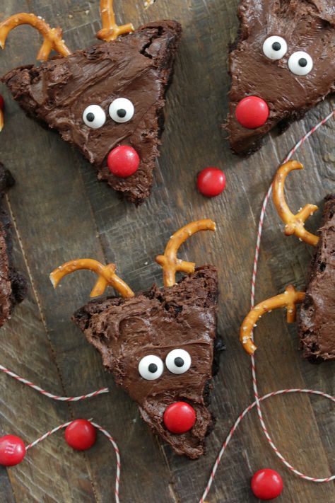 Reindeer Brownies - Eat. Drink. Love. Reindeer Brownies With Pretzels, Reindeer Brownies Christmas Treats, Reindeer Desserts, Brownie Reindeer, Rudolph Brownies, Christmas Themed Snacks, Reindeer Brownies, Reindeer Brownie, Frosted Brownies