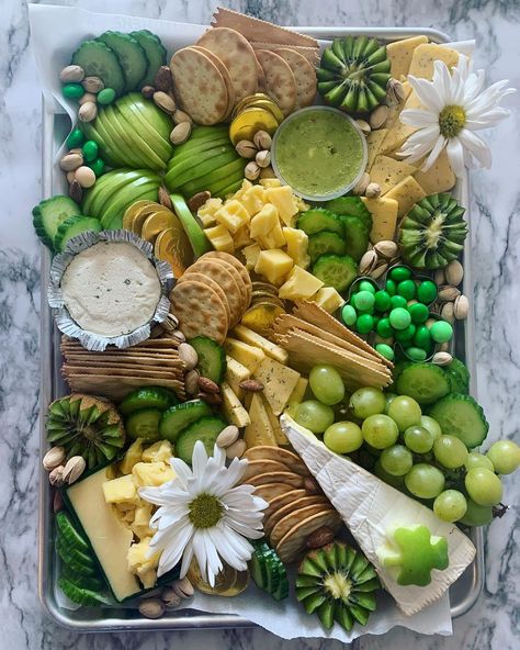 Charcuterie Boards on Instagram: “eat your greens 💚🥝🍏🥬🥦 . . . Apple shamrock inspo from @ainttooproudtomeg !!! And something for @thatcheeseplate meatless March (i know I…” Green Food Party, St Patrick's Day Food Ideas, Meal Board, St Pattys Party, St Patrick's Day Food, Wicked Party, St Patrick Day Snacks, Irish Recipes Authentic, Charcuterie Ideas