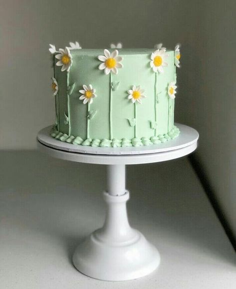 Tårta Design, Daisy Cakes, Green Cake, Simple Cake Designs, Mini Cakes Birthday, Simple Birthday Cake, Cake Decorating Designs, Pretty Birthday Cakes, Cute Birthday Cakes