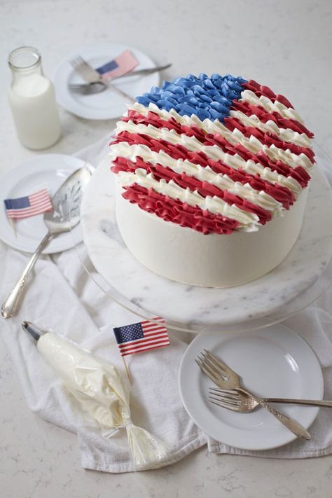 Patriotic American Flag Layer Cake - Mom Loves Baking Usa Cake Ideas, 4th Of July Cake Ideas, Usa Cake, American Flag Cake, Picnic Cake, Patriotic Cake, Fourth Of July Cakes, Flag Cake, American Cake