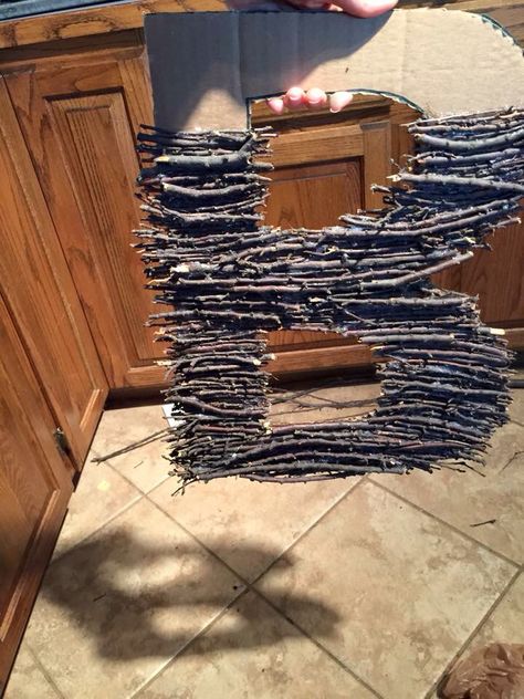 "Home" in twig letters..?? I think yes Twig Letters, Twig Crafts, Rustic Letters, Twig Art, Branch Art, Funky Junk Interiors, Stick Art, Fairy Decor, Diy Picture Frames