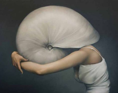 Avian Crown  British artist Amy Judd‘s oil paintings, mostly of faceless figures, are absolutely enchanting. We especially love the works with feathers – they’re so mysterious and captivating. Photo Illusion, Nordic Poster, Visionary Art, British Artist, Posters And Prints, Surreal Art, Juno, Picture Wall, Surrealism