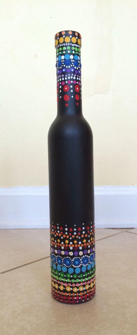 One of my favorite! Iced wine bottle! They are very popular in Canada! Simple but beautiful. I sprayed the bottle black first and them paint on top of it. Small Bottle Art Painting, Small Bottle Painting Ideas, Small Bottle Painting, Beer Bottle Art, Painted Glass Bottles, Glass Bottle Diy, Wine Wall Art, Diy Glass Bottle Crafts, Wine Glass Art