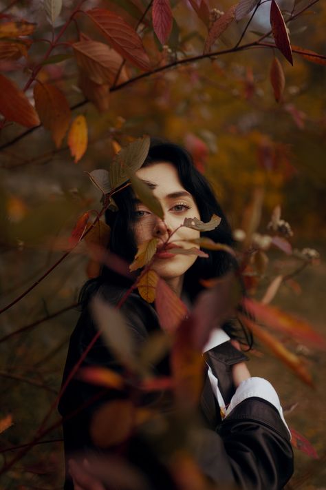 Beauty Of Life Photography, Autumn Photography Idea, Autumn Fall Photoshoot, Autumn Women Photography, Autumn Pictures Aesthetic, Fall Pictures Women, Fall Inspo Photos, Fall Photoshoot Creative, Autumn Leaves Photoshoot