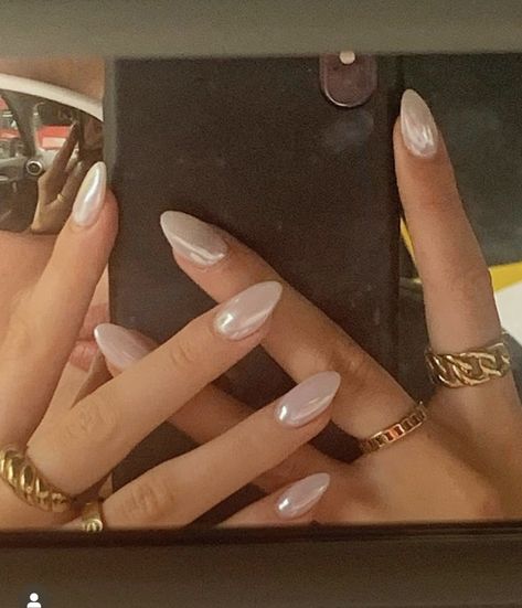 Almond Nails School, Neutral Pearl Nails, Chrome Champagne Nails, Opal Almond Nails, Pearl Coffin Nails, Crome Nails Coffin, White Chrome Nails Almond, Pearl Nail Ideas, Chrome Coffin Nails